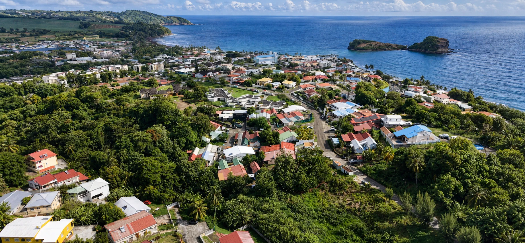 Ville côtière de Martinique et son littoral vus par drone